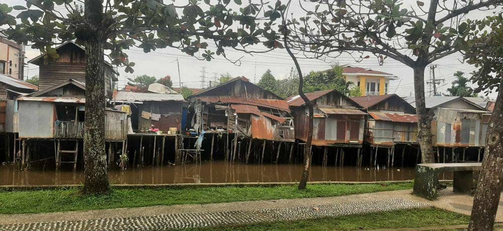 Pemukiman bantaran sungai di Banjarmasin.