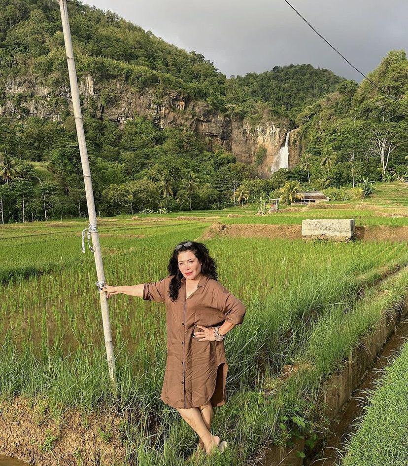 potret liburan keluarga Yasmine Wildblood ke Curug Ciwaru Sukabumi (instagram.com/yaswildblood)