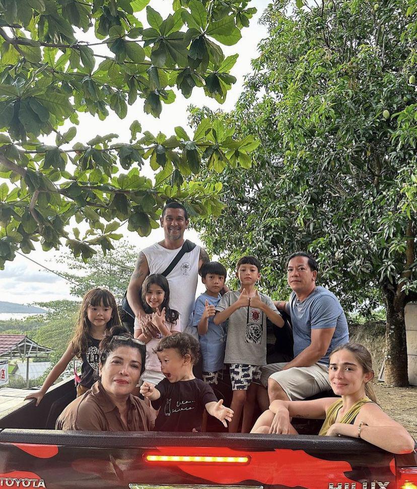 potret liburan keluarga Yasmine Wildblood ke Curug Ciwaru Sukabumi (instagram.com/yaswildblood)