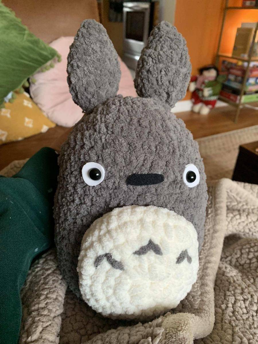 potret rajutan tangan bertema Totoro (reddit.com/user/ellie3454)