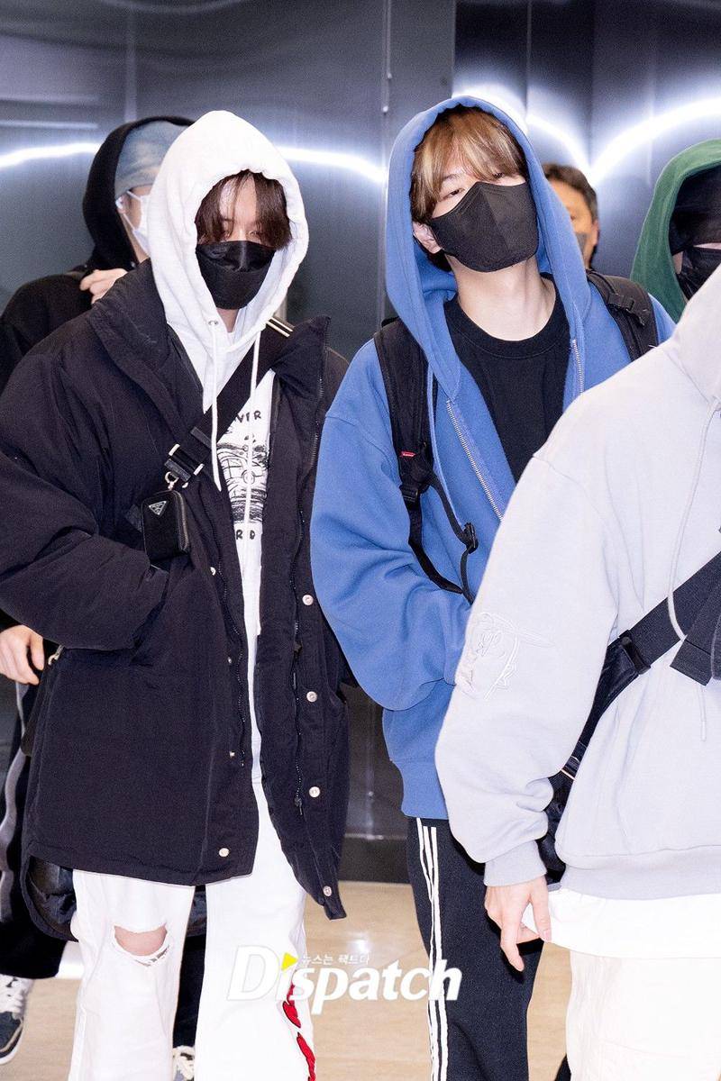 OOTD kasual ala Lee Know Stray Kids (dok. dispatch.co.kr/Jung Youngwoo)