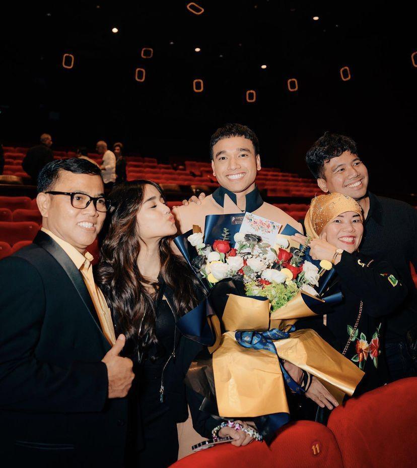 7 Potret Fuji Sekeluarga di Premier Film Kereta Berdarah, Dukung Fadly