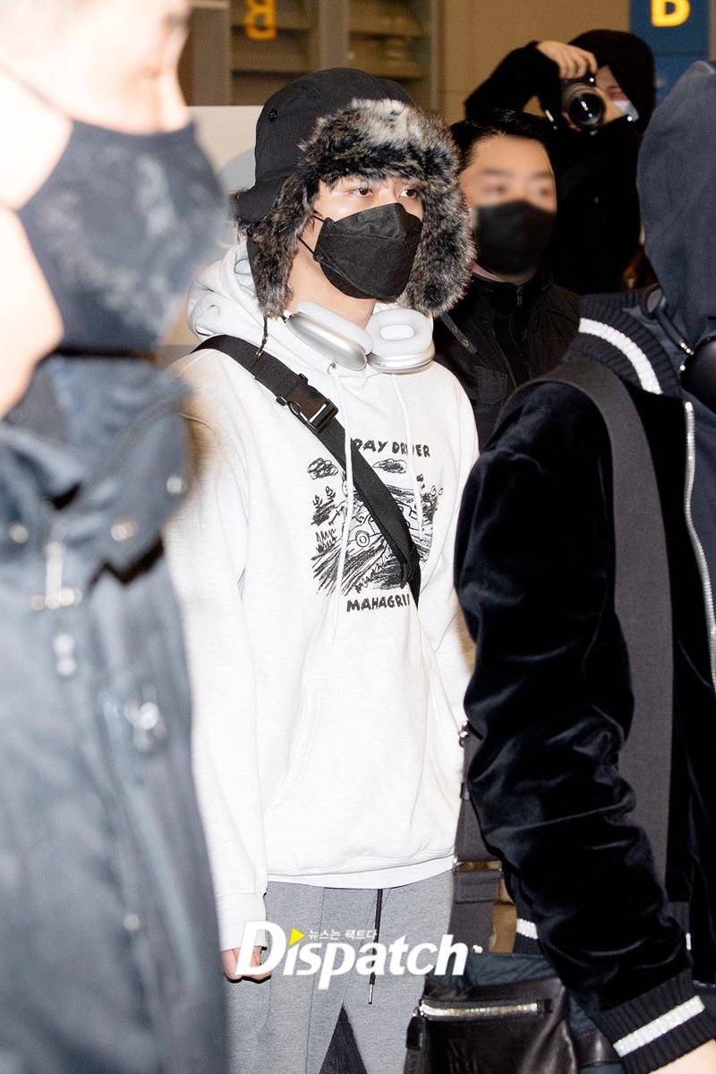OOTD kasual ala Lee Know Stray Kids (dok. dispatch.co.kr/Jung Youngwoo)