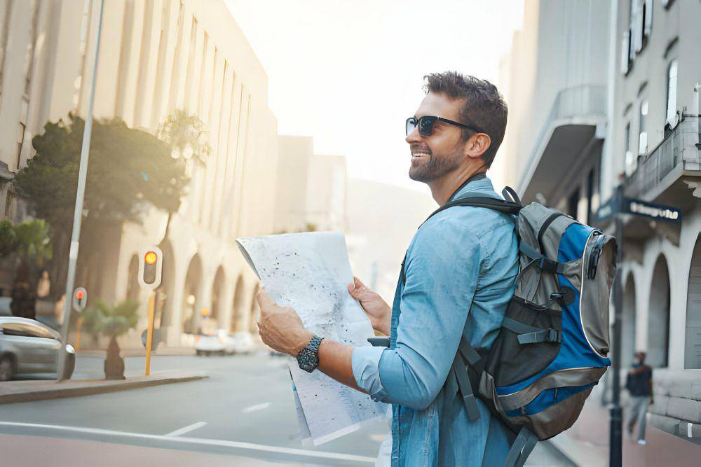 ilustrasi pria dengan jiwa petualang tinggi (istockphoto.com/PeopleImages)