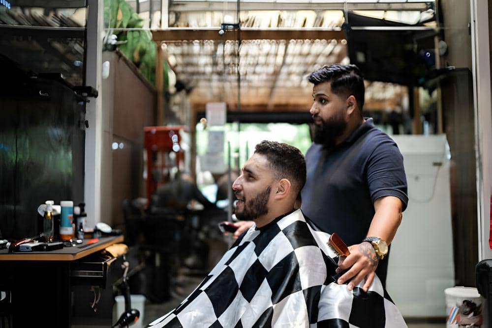 ilustrasi pria sedang berkonsultasi sebelum memotong rambut (istockphoto.com/FG Trade)