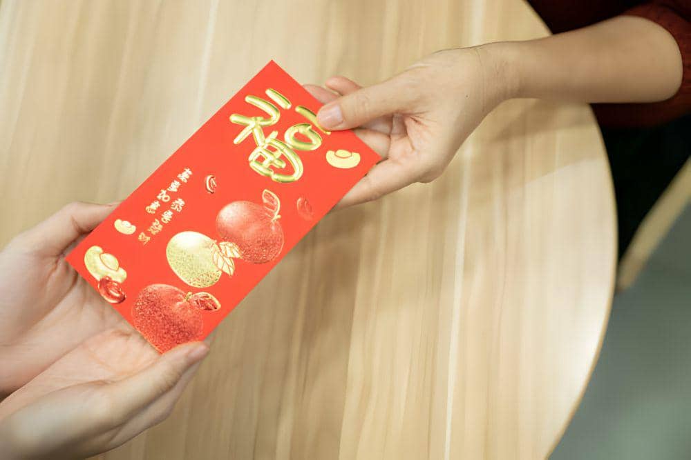 ilustrasi menerima angpao dengan kedua tangan (istockphoto.com/SeventyFour)