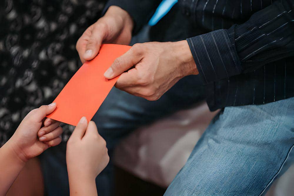 ilustrasi memberikan angpao kepada orang yang membutuhkan (istockphoto.com/Marcus Chung)