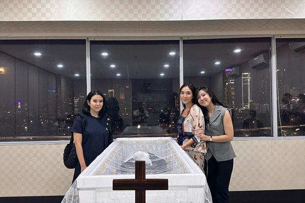 7 Potret Kenangan Gisel dan Asisten Pribadinya yang Meninggal Dunia