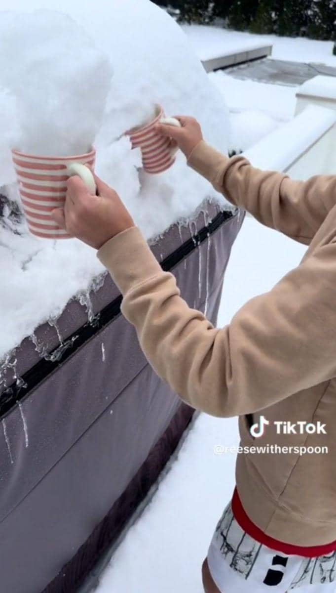 momen Reese Witherspoon bikin dessert dari salju (tiktok.com/@reesewitherspoon)