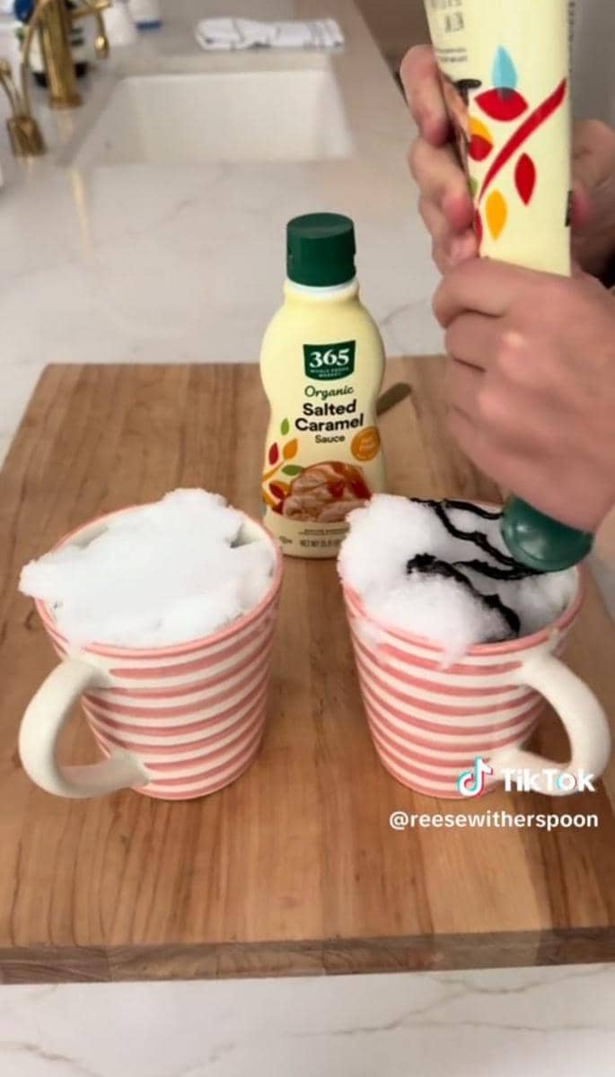 momen Reese Witherspoon bikin dessert dari salju (tiktok.com/@reesewitherspoon)
