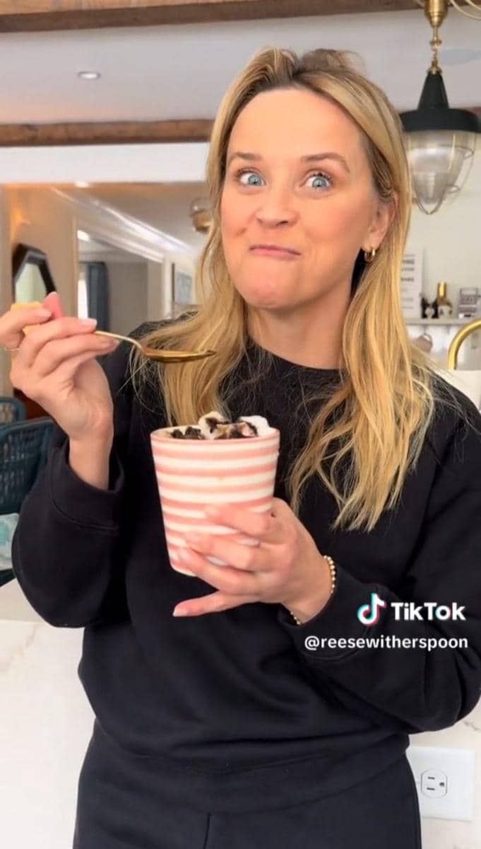 momen Reese Witherspoon bikin dessert dari salju (tiktok.com/@reesewitherspoon)