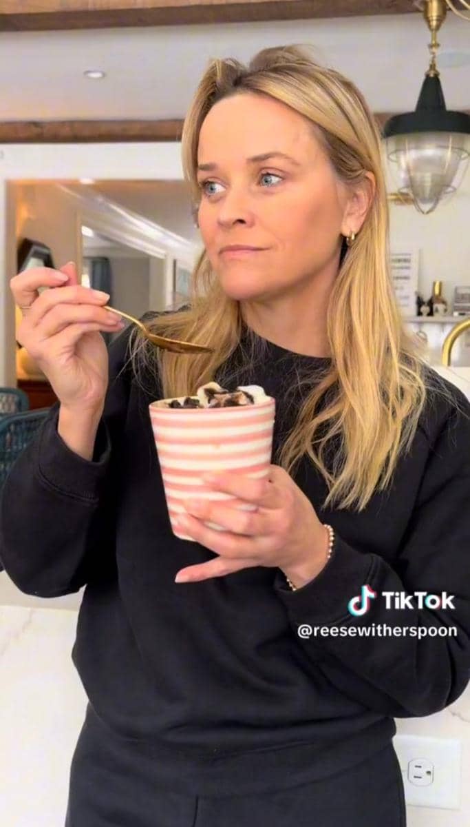 momen Reese Witherspoon bikin dessert dari salju (tiktok.com/@reesewitherspoon)