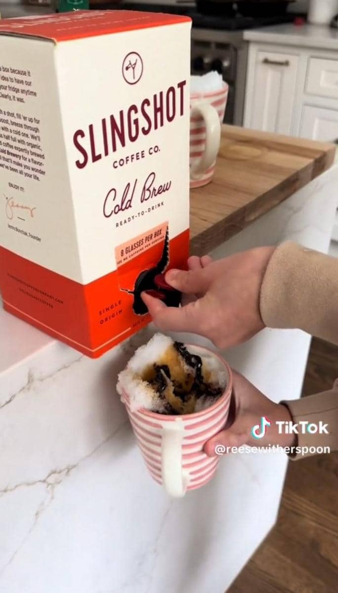 momen Reese Witherspoon bikin dessert dari salju (tiktok.com/@reesewitherspoon)