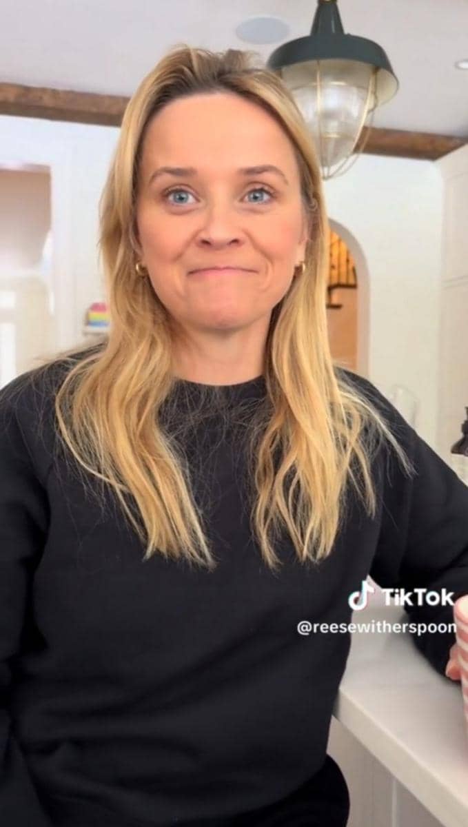 momen Reese Witherspoon bikin dessert dari salju (tiktok.com/@reesewitherspoon)