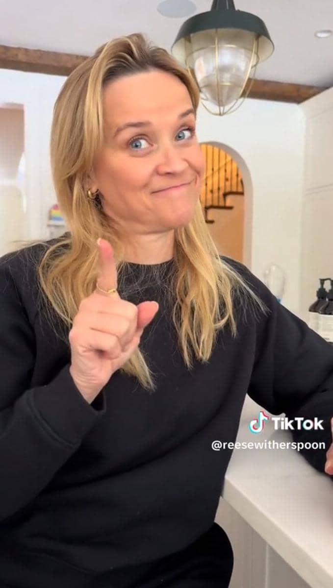 momen Reese Witherspoon bikin dessert dari salju (tiktok.com/@reesewitherspoon)
