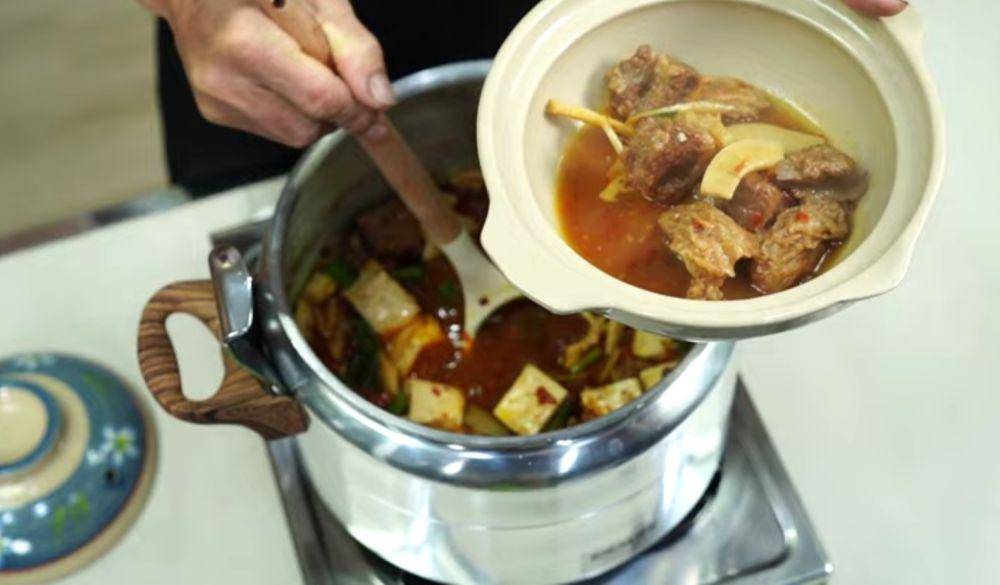 Menyajikan sup daging sapi ala Yunnan (youtube.com/Eddy Siswanto)