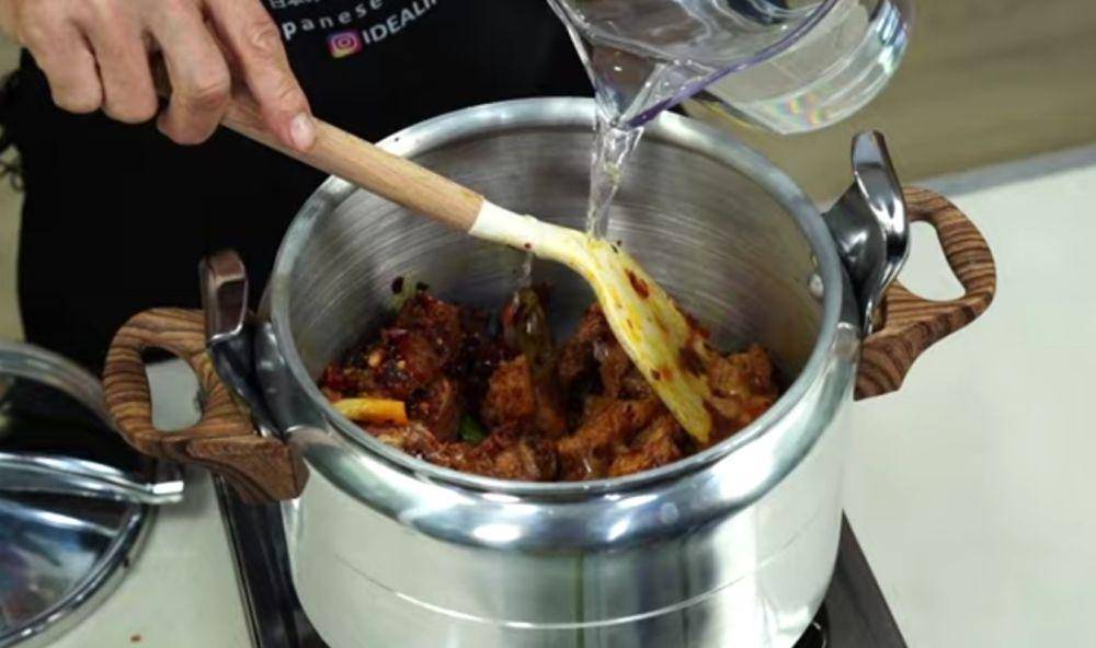 Memasak sup daging sapi Yunnan (youtube.com/Eddy Siswanto)