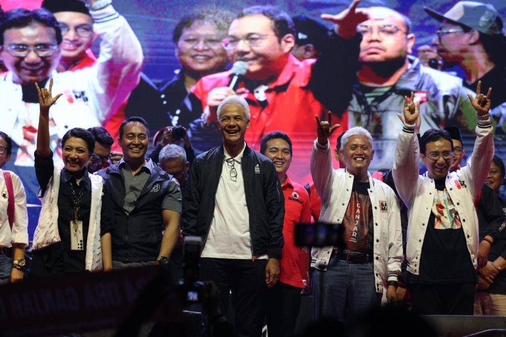 Capres nomor urut 3 Ganjar Pranowo bersama pimpinan relawan dan Wakil Ketua TPN Ganjar-Mahfud Andika Perkasa di Lapangan Bung Karno Ungaran. (IDN Times/Dok Tim Humas Media Ganjar)