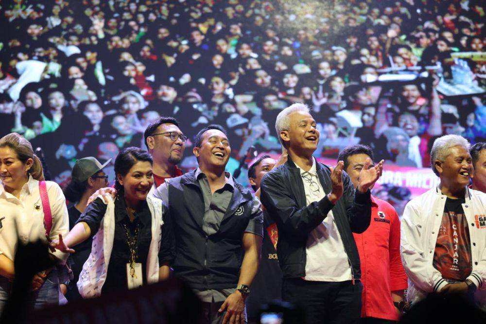 Wakil Ketua TPN Ganjar-Mahfud Andika Perkasa bersama capres nomor urut 3 Ganjar Pranowo saat menyapa massa relawannya yang datang di acara pesta rakyat Lapangan Bung Karno Ungaran. (IDN Times/Dok Tim Humas Ganjar)