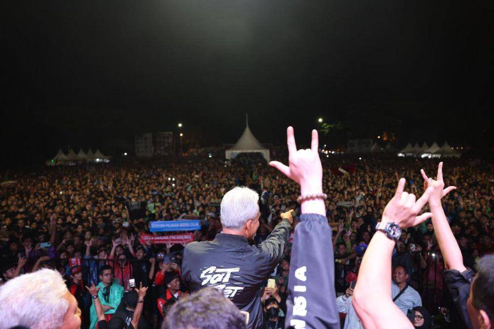Salam metal diperlihatkan saat Ganjar Pranowo berkampanye untuk pemenangan Pilpres 2024 di Lapangan Bung Karno Ungaran. (IDN Times/Dok Tim Humas Media Ganjar (