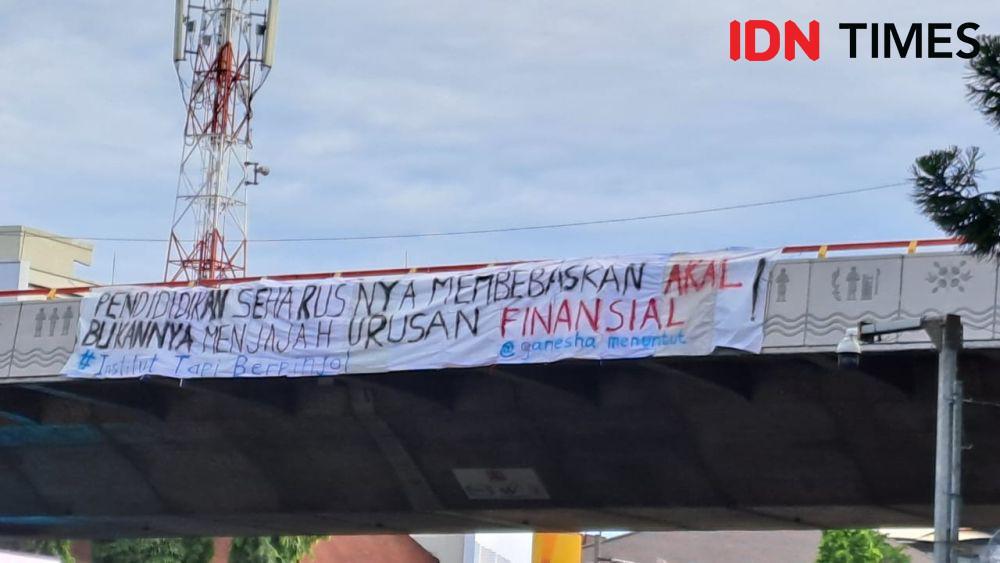 Mahasiswa ITB Pasang Spanduk Protes: "Institut Tapi Berpinjol"