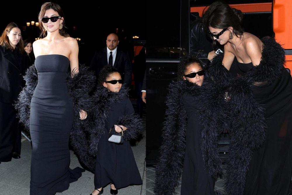 7 Potret Kylie Jenner Ajak Anak ke Paris Fashion Week 2024, Kompak!