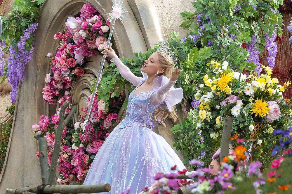 Ariana Grande dalam BTS film Wicked: Part One (dok. Universal Pictures/Wicked: Part One)