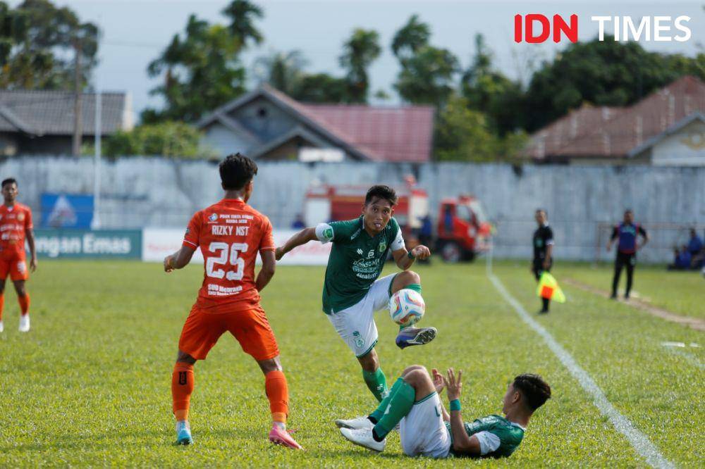 Duel PSMS versus Persiraja di Stadion Langsa, Sabtu (27/1/2024) (IDN Times/Doni Hermawan)