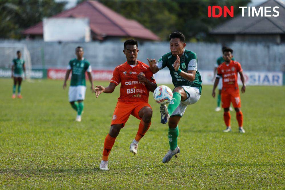 Duel PSMS versus Persiraja di Stadion Langsa, Sabtu (27/1/2024) (IDN Times/Doni Hermawan)