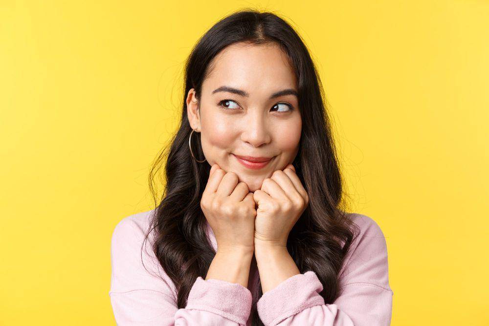ilustrasi seorang wanita tersenyum (freepik.com/benzoix)