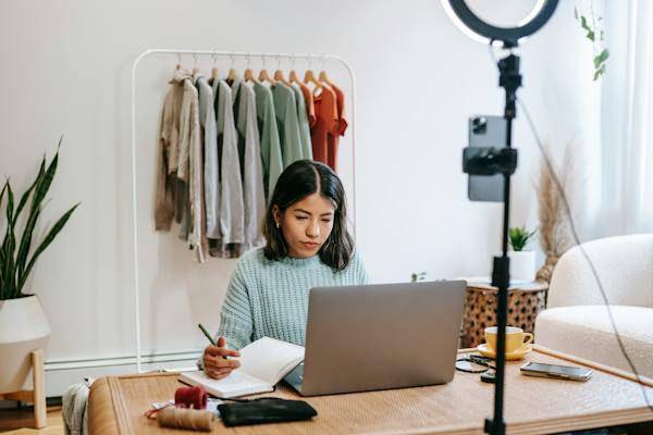 ilustrasi seorang perempuan sedang menulis copy untuk brand miliknya (Pexels,com/Liza Summer)