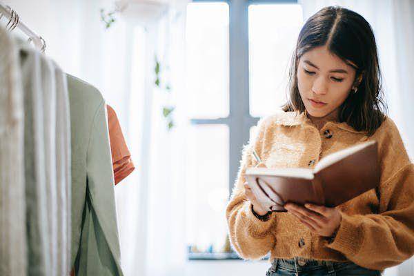 ilustrasi seorang perempuan sedang menganalisis penulisan copy yang persuasif untuk brand miliknya (Pexels.com/Liza Summer)