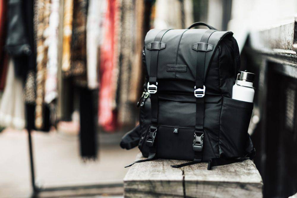 ilustrasi memakai tas ransel saat traveling (pexels.com/Matheus Bertelli)