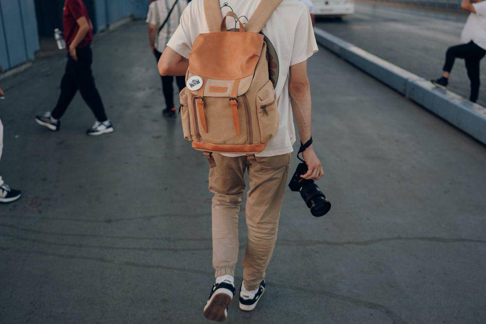 ilustrasi memakai tas ransel saat traveling (pexels.com/Tahir Osman)