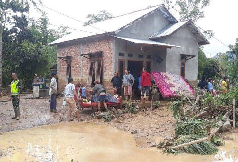 (kondisi pemukiman warga di Lahat yang terendam banjir) IDN Times/istimewa