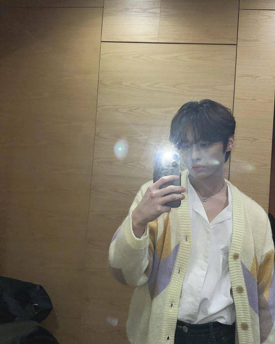 OOTD kasual ala Lee Know Stray Kids (instagram.com/realstraykids)