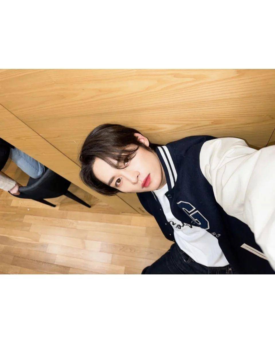 OOTD kasual ala Lee Know Stray Kids (instagram.com/realstraykids)