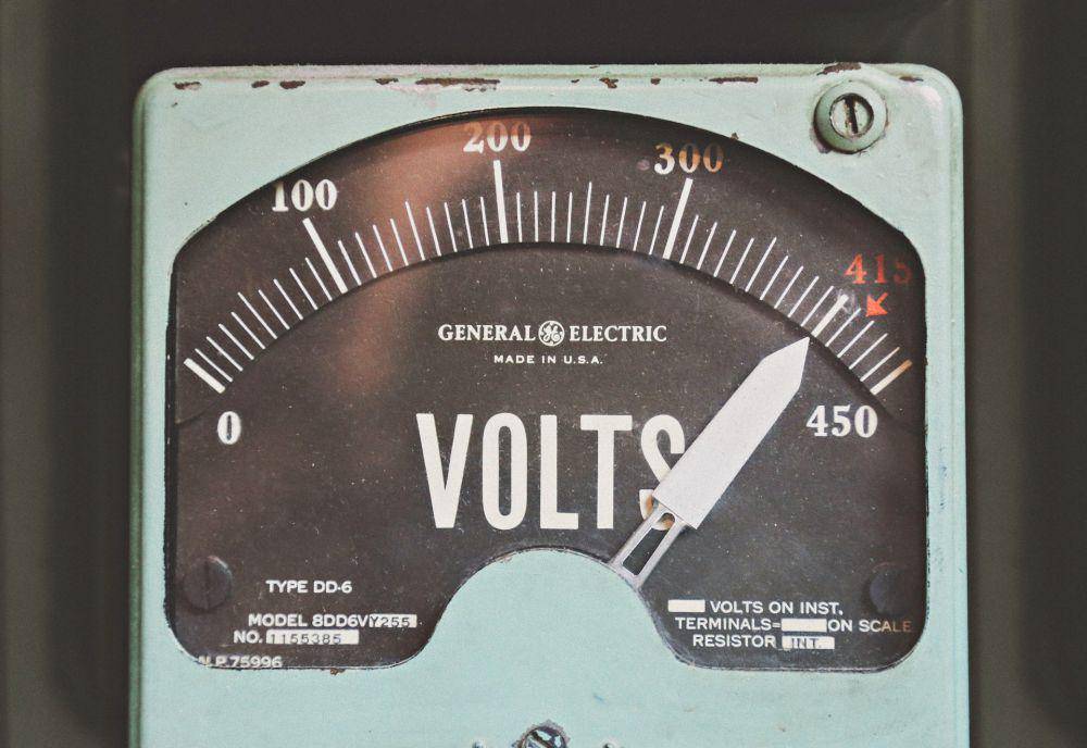ilustrasi voltmeter (unsplash.com/Thomas Kelley)