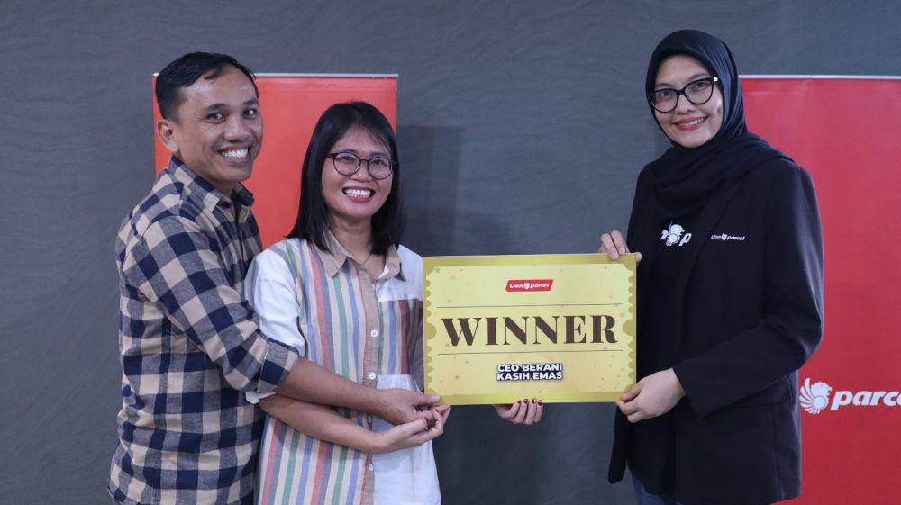 Head of Business Development Lion Parcel Marysha Djafar bersama perwakilan UMKM Medan. (Dok.Lion Parcel)