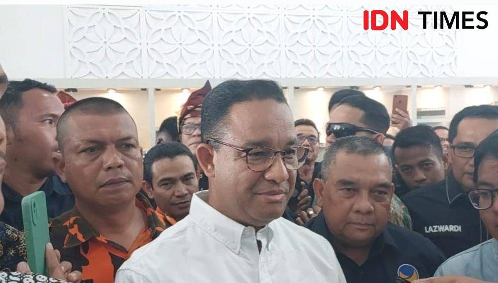 Capres nomor urut satu, Anies Baswedan ketika tiba di Bandara Internasional Sultan Syarif III, Pekanbaru, Riau pada 27 Januari 2024. (IDN Times/Santi Dewi)