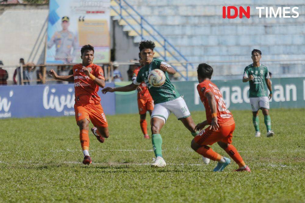 Aziz Hutagalung saat PSMS bersua Persiraja di Stadion Langsa, Sabtu (27/1/2024) (IDN Times/Doni Hermawan)