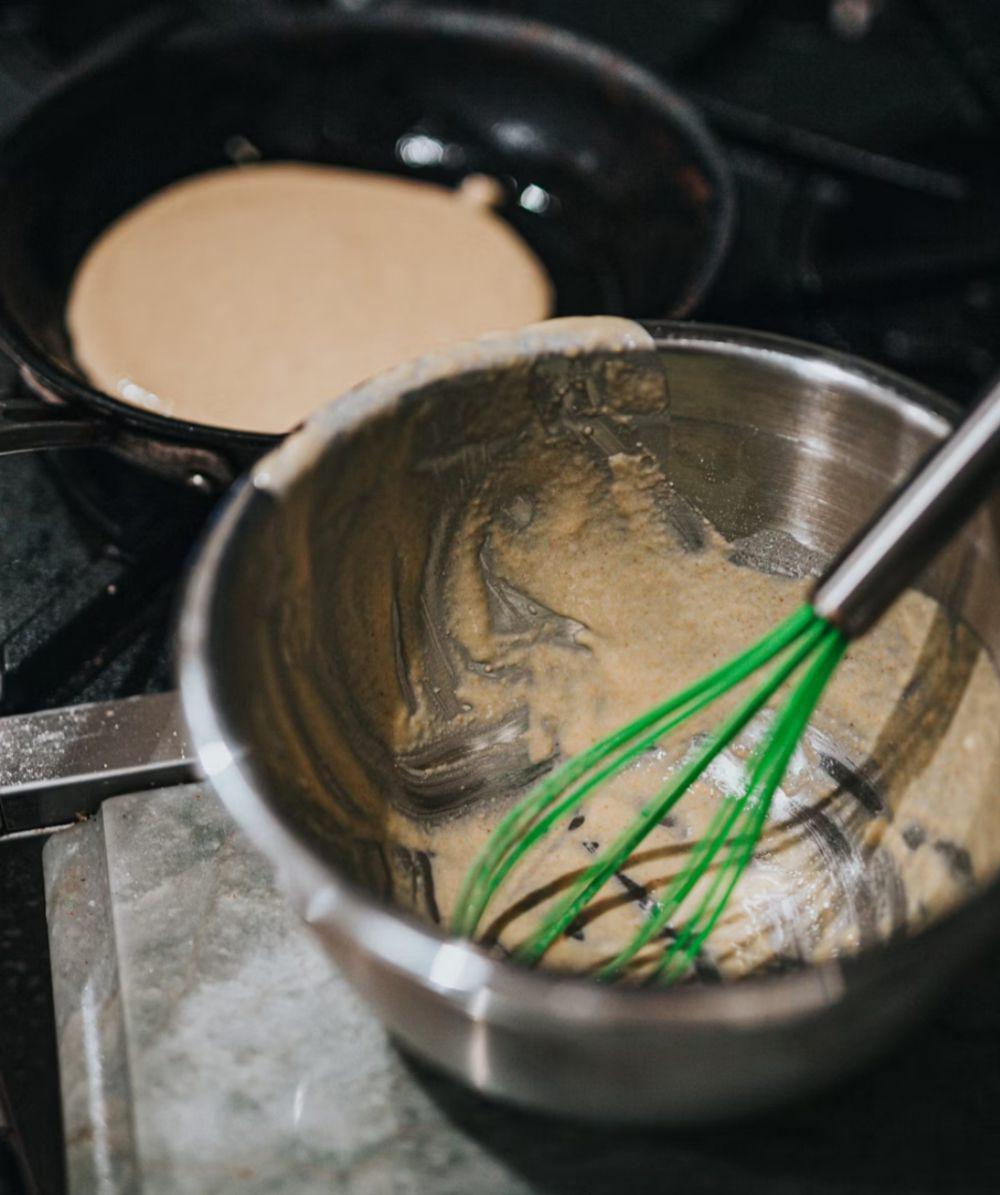 5 DIY Menghilangkan Noda Bekas Adonan Kue pada Alat Masak, Ampuh!