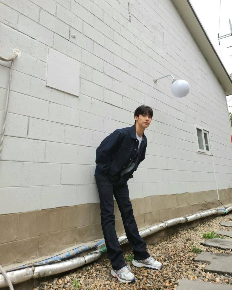 outfit day out ala Lee Seung Hyub N.Flying (instagram.com/sssn9_zzzn9)