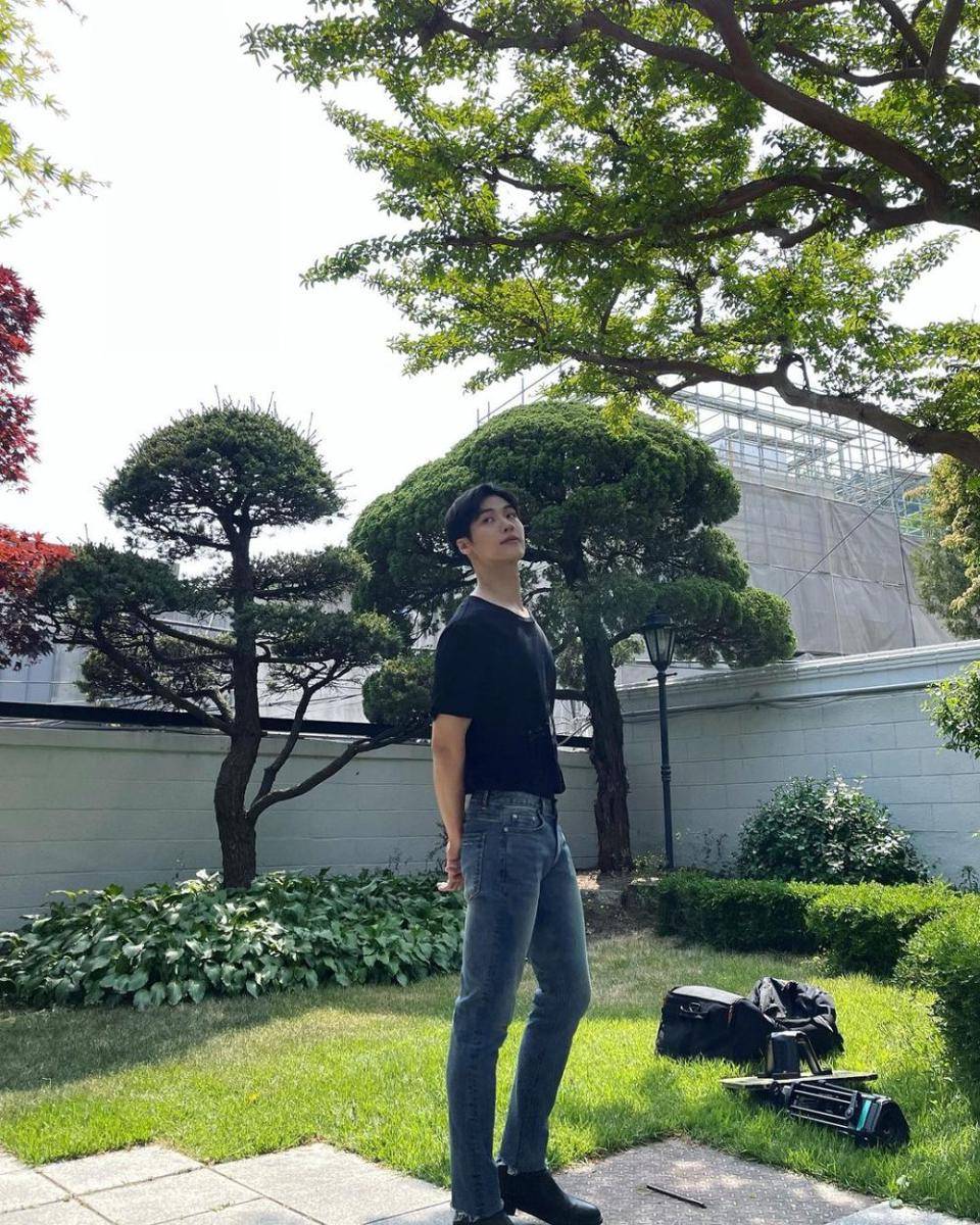 outfit day out ala Lee Seung Hyub N.Flying (instagram.com/sssn9_zzzn9)