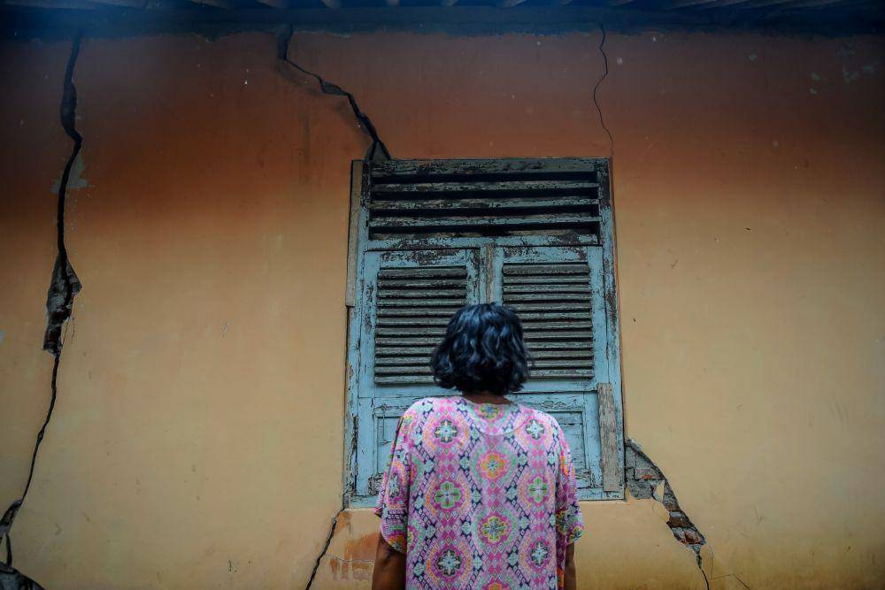 Rumah rusak akibat pergerakan tanah di Kampung Jampang Jembatan, Lebak (ANTARA FOTO/Muhammad Bagus Khoirunas)