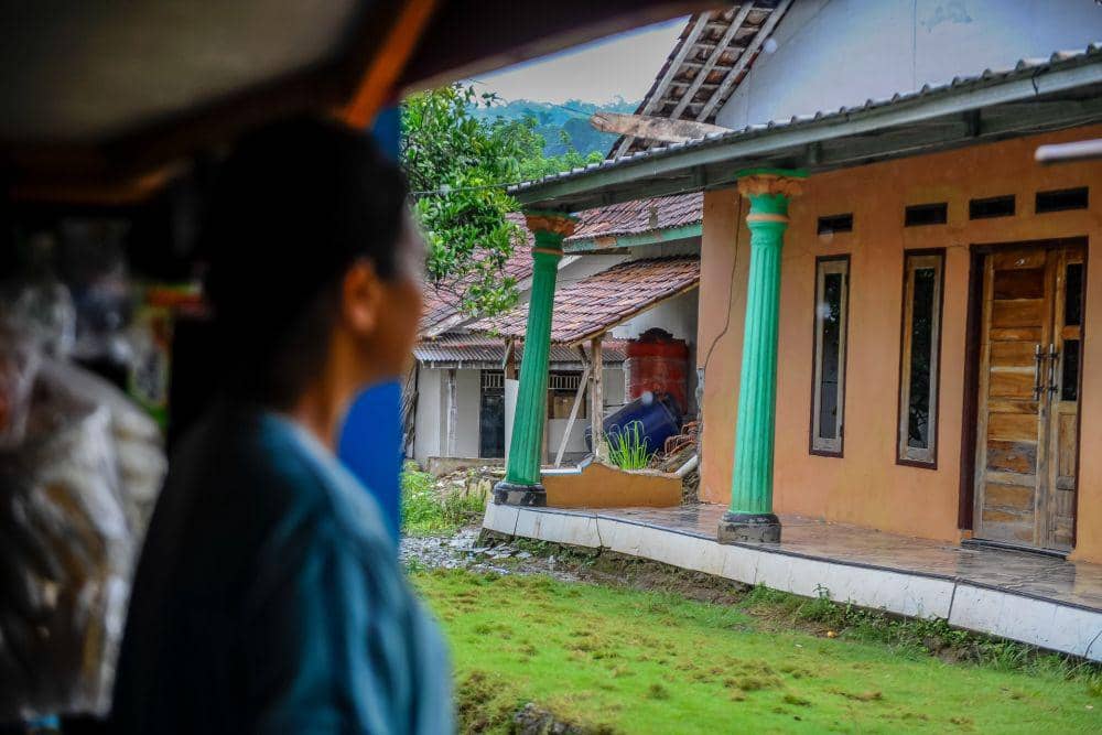 Rumah rusak akibat pergerakan tanah di Kampung Jampang Jembatan, Lebak (ANTARA FOTO/Muhammad Bagus Khoirunas)