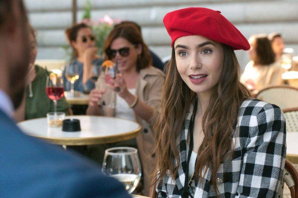 Lily Collins dalam serial Emily in Paris (dok. Netflix/Emily in Paris)