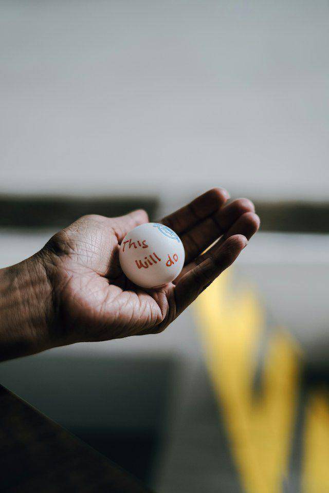 ilustrasi memegang bola (unsplash.com/bady abbas)