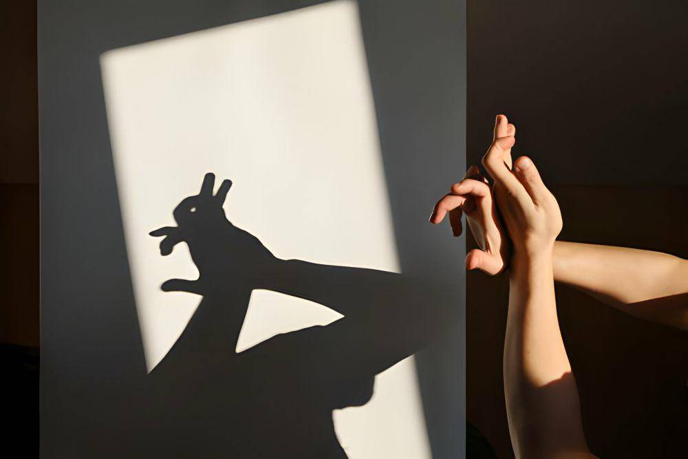 ilustrasi teater bayangan (istockphoto.com/VlarVix)
