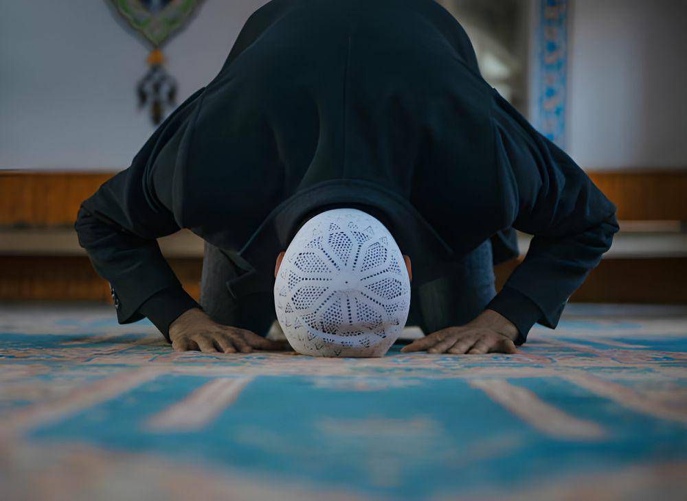 ilustrasi pria melakukan sholat (istockphoto.com/Hammarby Studios)